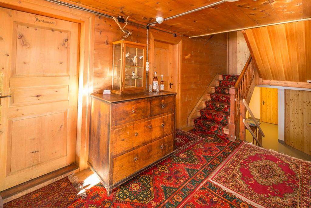 Gasthaus Alpenrose Juf Hotell Exteriör bild